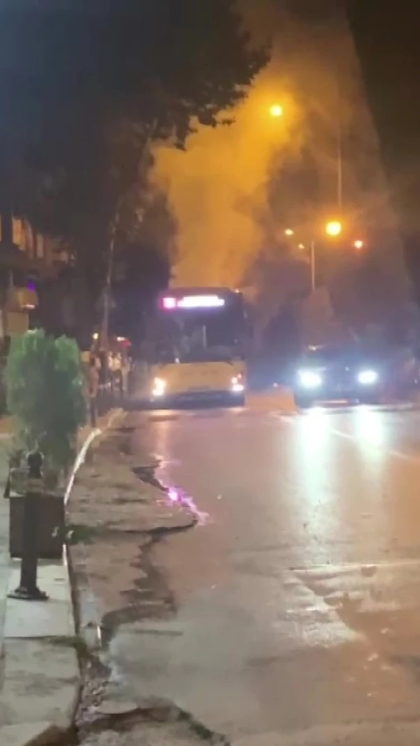 Pendik’te arkasından dumanlar yükselen İETT otobüsü yolda kaldı