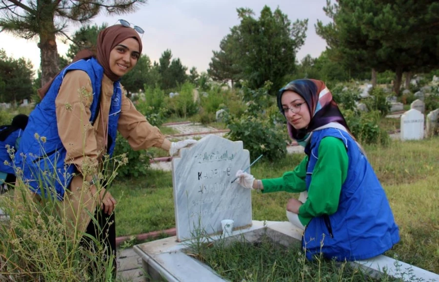 Gönüllü gençler, hiç tanımadıkları kişilere ait mezar taşlarını onardı