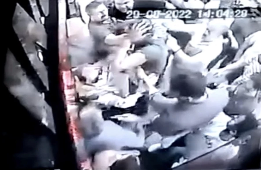 İstanbul’da film gibi soygun girişimi kamerada: Gaspçı çifti linçten polis kurtardı