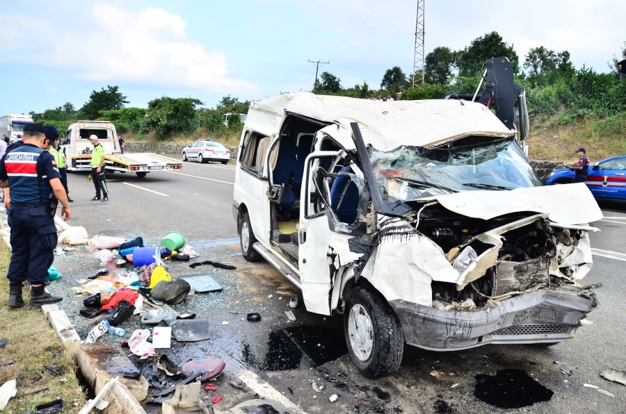Mevsimlik tarım işçilerini taşıyan minibüs ile hafif ticari araç çarpıştı: 1 ölü, 19 yaralı