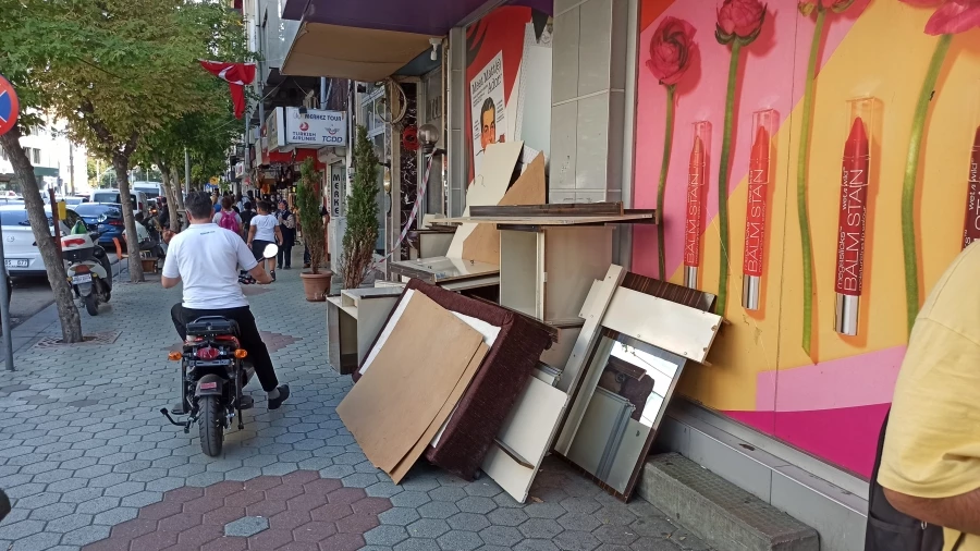    Şehrin göbeğinde kaldırıma mobilya yığıldı 