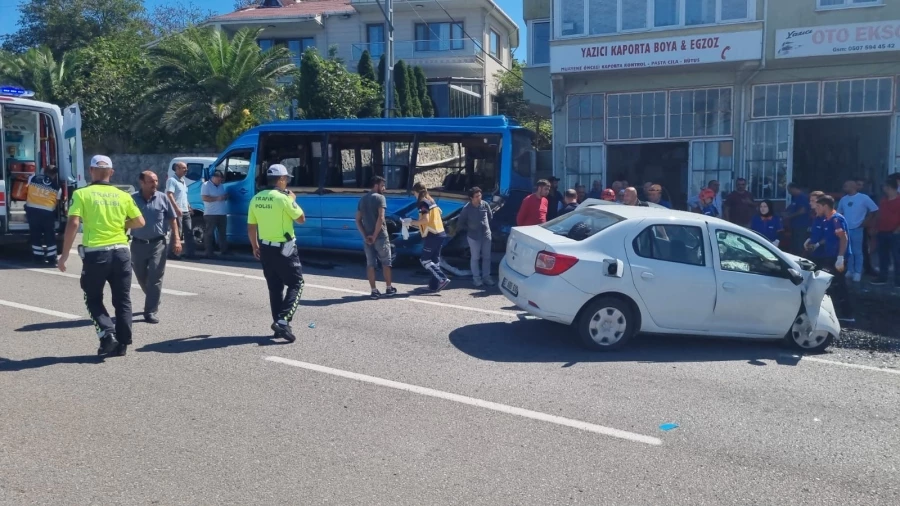 Otomobil minibüse çarptı: 1 ölü 