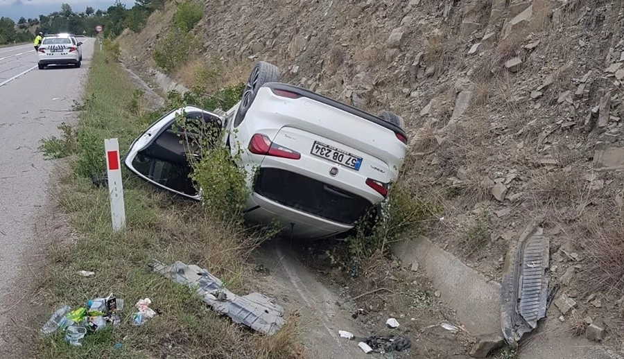 Sinop’ta otomobil su sanalına devrildi: 5 yaral