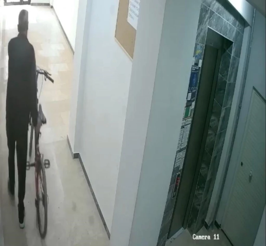 Açık bulduğu apartman kapısından girerek bisiklet çaldı   