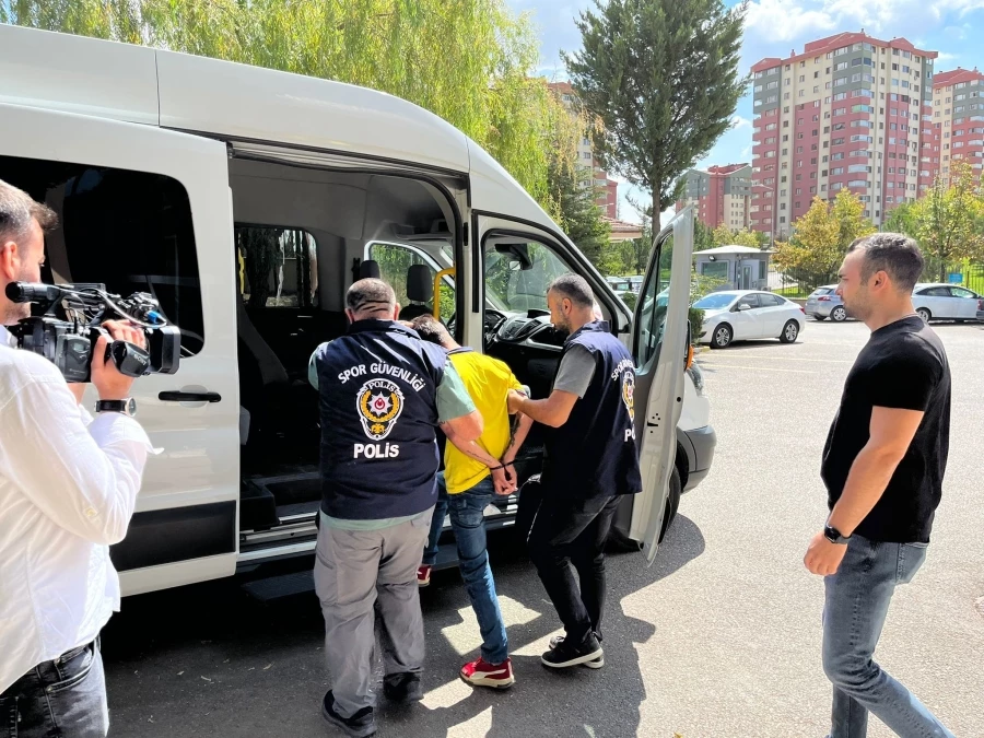 Beşiktaşlı futbolculara saldıran şahıs serbest bırakıldı   