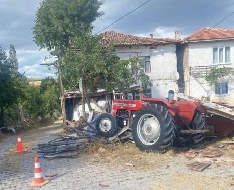 Kamelyada otururken traktörün çarptığı yaşlı adam hayatını kaybetti     