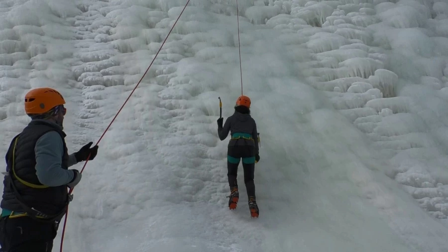 Buz duvarına tırmanan dağcılar nefes kesti