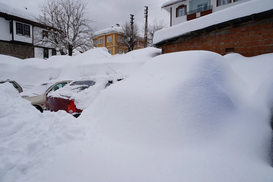 Geçen yıl evlerin ve araçların kara gömüldüğü Kastamonu, bu yıl kar yağışına hasret kaldı