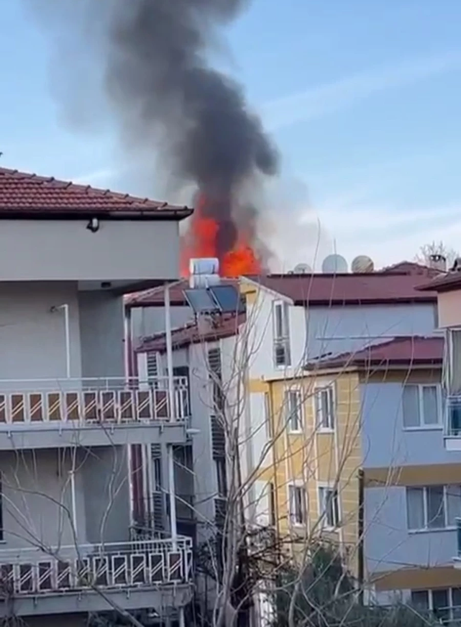 Çatı yangını mahalleliyi sokağa döktü