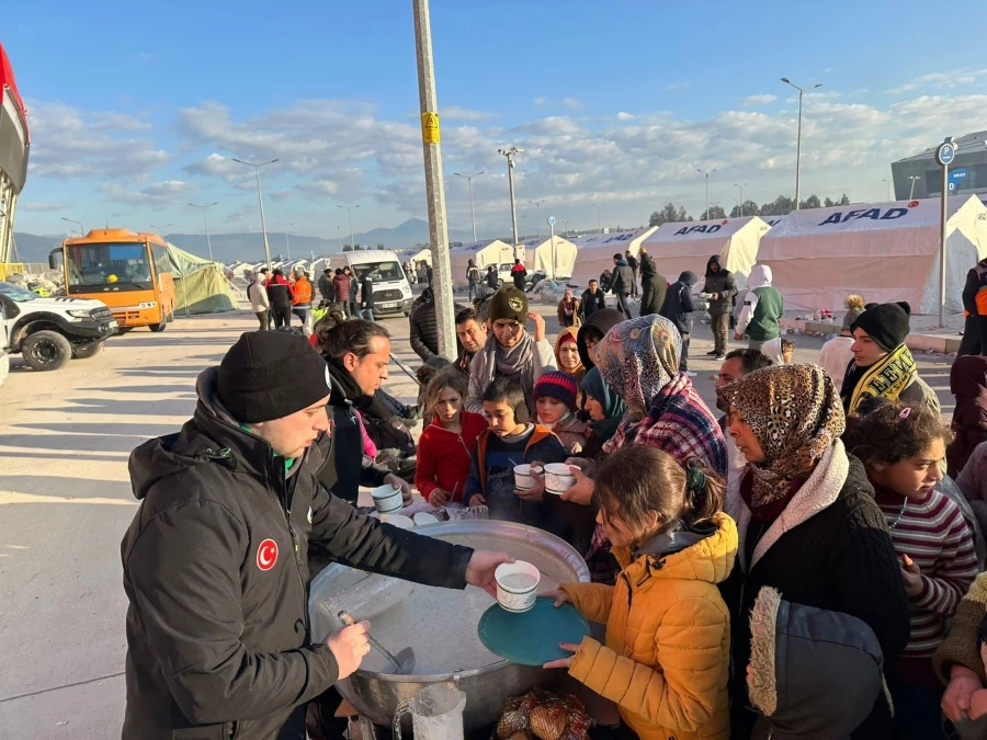 Osmangazi Belediyesi’nden depremzede vatandaşlara çorba ikramı