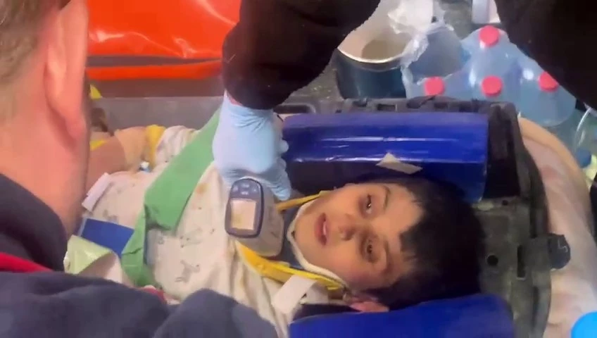 156. saatte kurtarılan 9 yaşındaki Semih helikopterle hastaneye sevk edildi