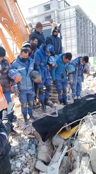 Çinli arama kurtarma ekibinden enkaz altından cansız çıkardıkları depremzedeye son veda    