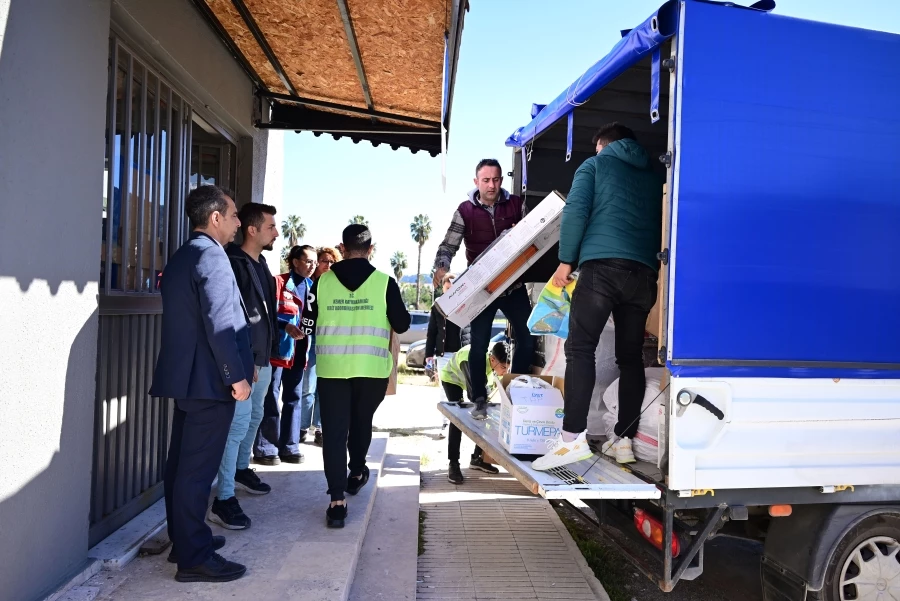 Kemer’de belediyeye gelen 3 kamyonet dolusu yardım koordinasyon merkezine teslim edildi
