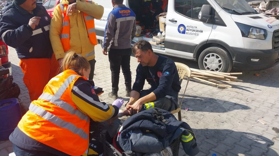 Antalya Büyükşehir sağlık ekipleri deprem bölgesinde görev başında
