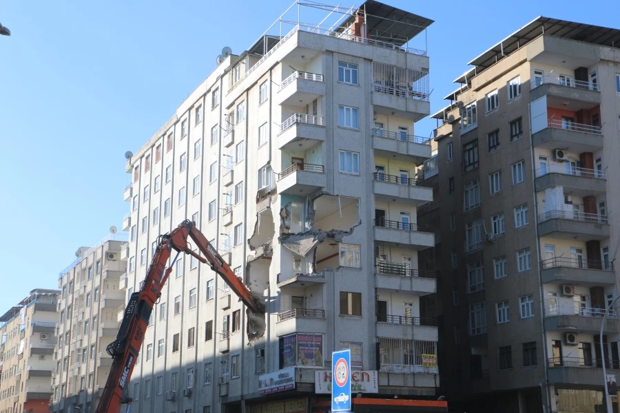 Depremde hasar gören ve çökme tehlikesi geçiren Altınkaya apartmanı yıkılıyor