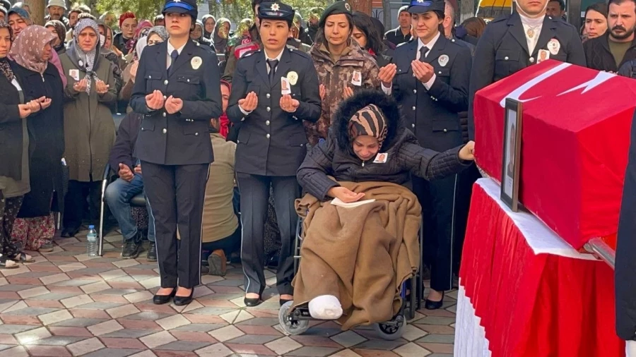 Depremde polis eşini ve 3 çocuğunu kaybetti, tekerlekli sandalye üzerinde tabuta son kez dokundu