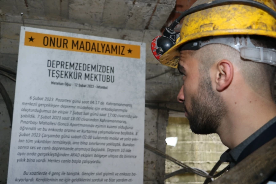 Madenciler teşekkür mektubunu “onur madalyası” diye kömür ocağının girişine astı