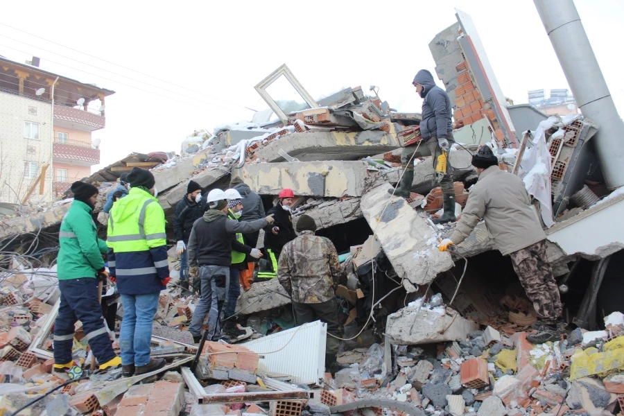 Elbistan’da 9 kişinin olduğu bir apartmanın enkazında arama kurtarma çalışmaları devam ediyor