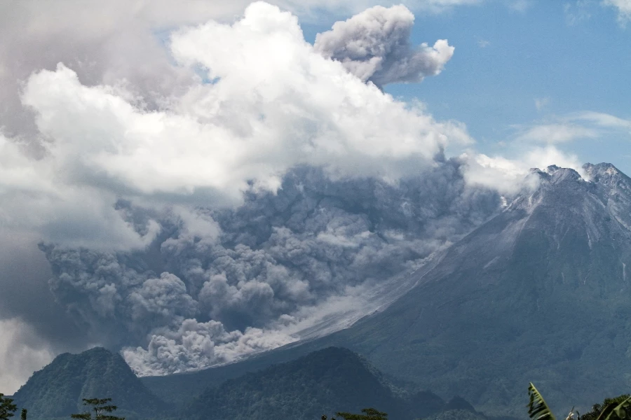 Endonezya’daki Merapi Yanardağında patlama   