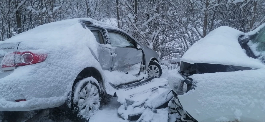  Kar yağışı beraberinde kazayı getirdi: 2 yaralı 