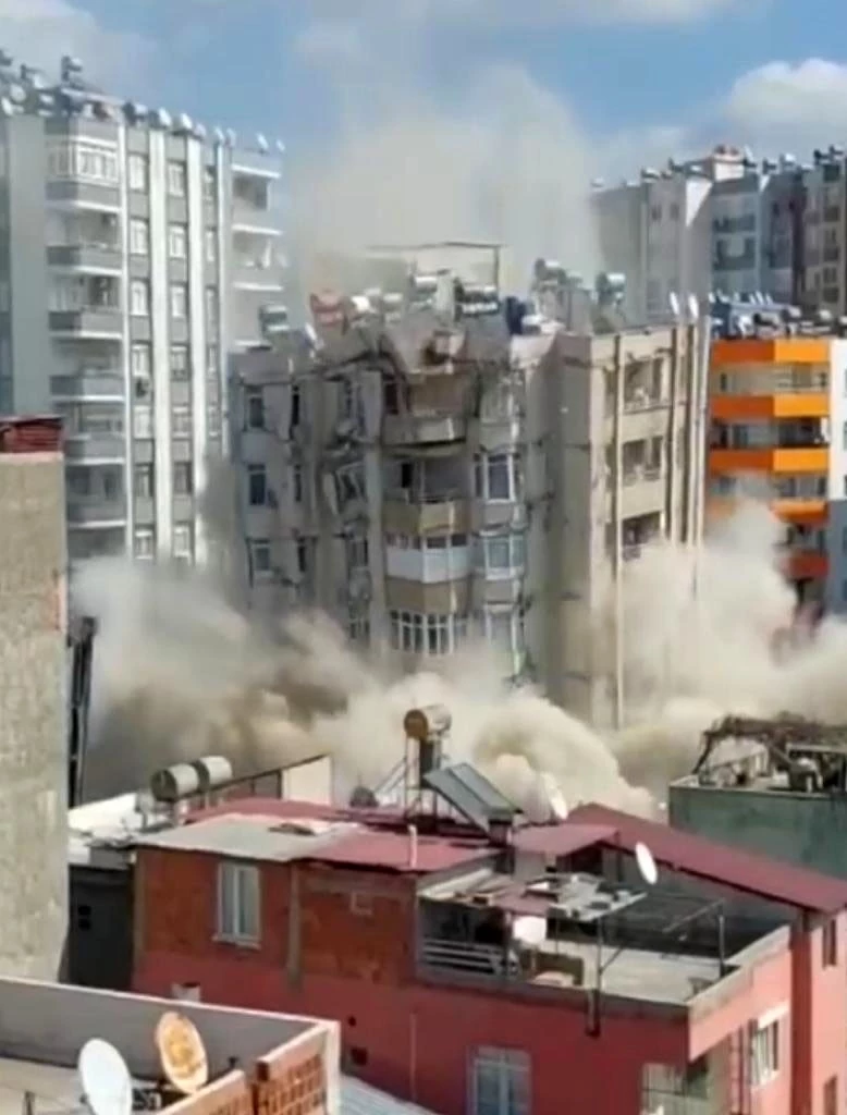 14 katlı bina kontrollü şekilde yıkıldı 