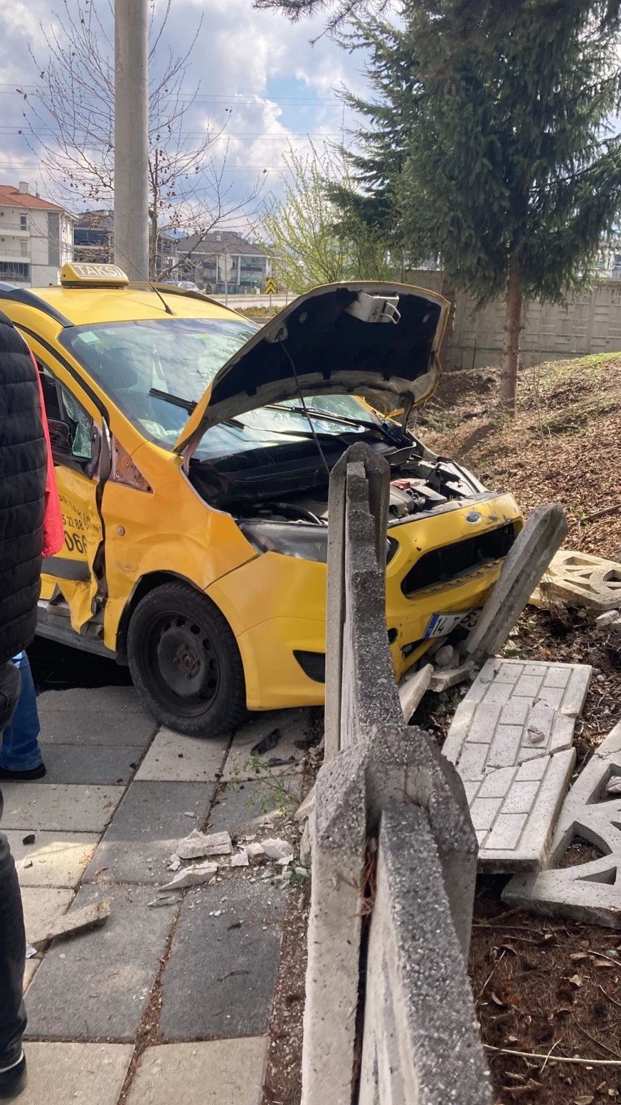  Ticari taksi ile otomobil çarpıştı: 1 yaralı   