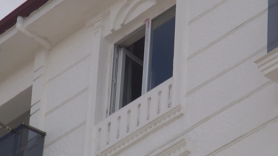 Yeni taşındığı evinin camlarını silmek isterken 6. kattan düşen kadın hayatını kaybetti