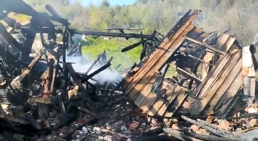 3 katlı evde çıkan yangında 1 kişi hayatını kaybetti   