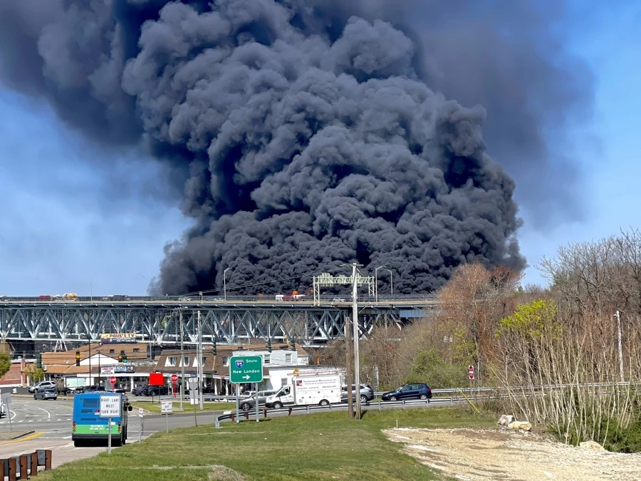ABD’de otomobille çarpışan yakıt tankeri alev alev yandı: 1 ölü