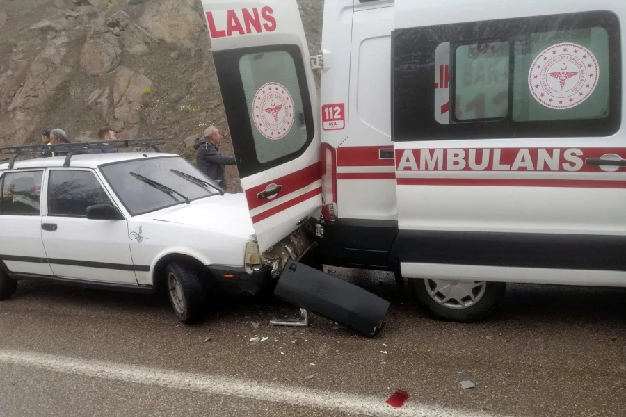 Kazaya müdahale eden ambulansa otomobil çarptı