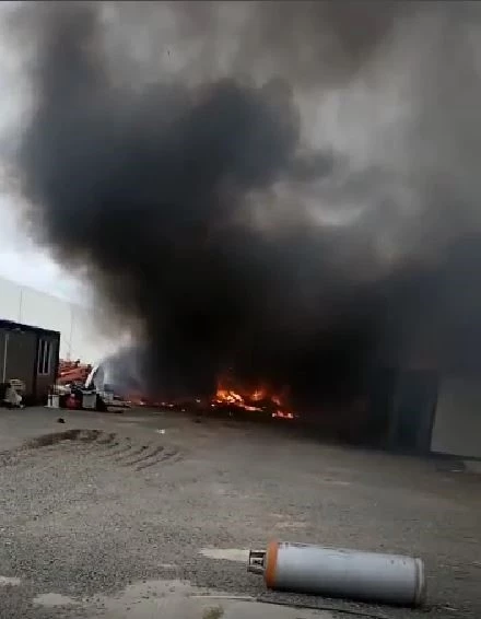 İşçilerin kaldığı konteyner evler alev alev yandı