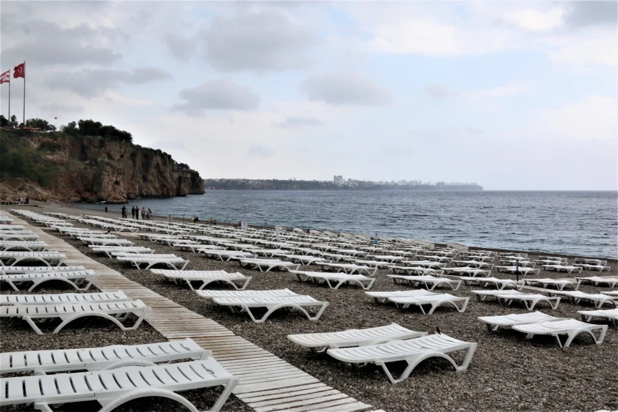 Antalya’da aniden bastıran yağmur sonrası sahili saniyeler içerisinde boşalttı 