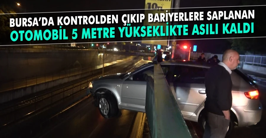 Bursa’da kontrolden çıkıp bariyerlere saplanan otomobil 5 metre yükseklikte asılı kaldı