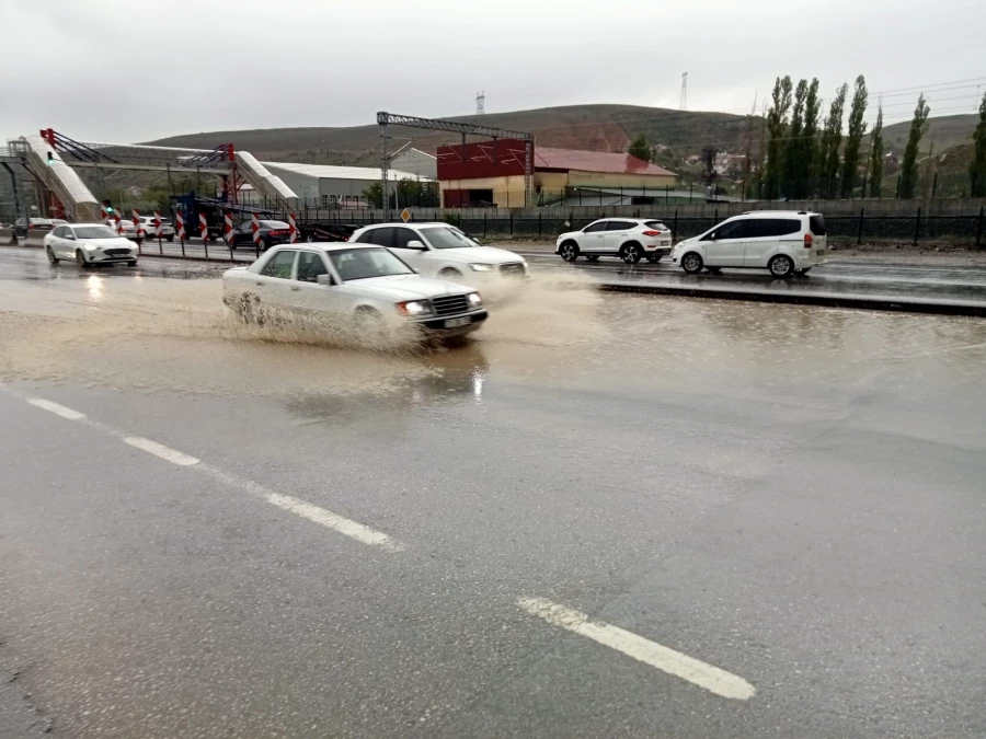 Ankara’da şiddetli yağış sürücülere ve vatandaşlara zor anlar yaşattı