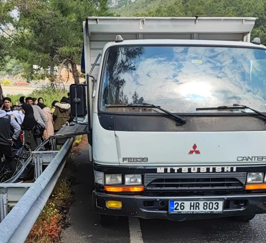 Şoförünün kaçtığı kamyonda 35 düzensiz göçmen yakalandı