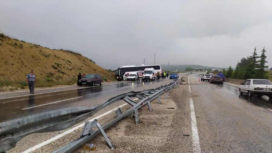  Antalya’da yoldan çıkan otobüs toprak yığınına çarptı: 10 yaralı   