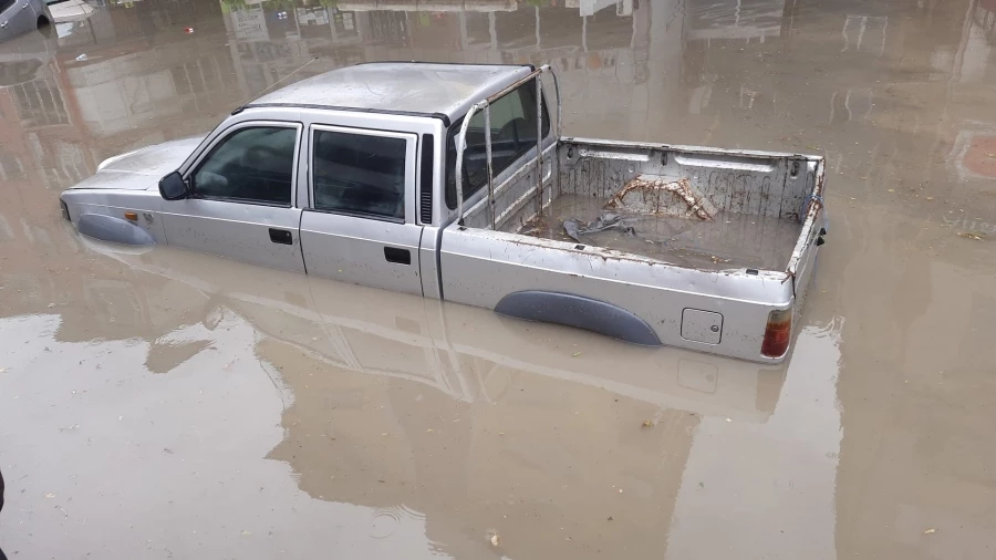 Ankara’daki kuvvetli yağışta araçlar suya gömüldü   