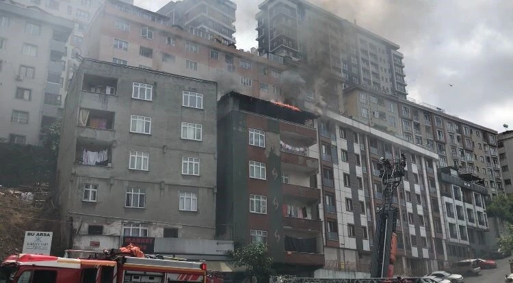 Kağıthane’de teras kat alev alev yandı: Vatandaşlar yangından son anda kurtuldu 