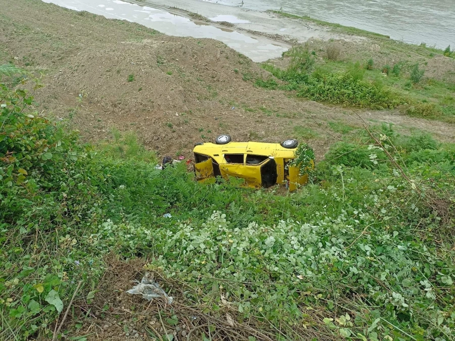 Otomobil sürücüsü nehre düşmekten son anda kurtuldu 