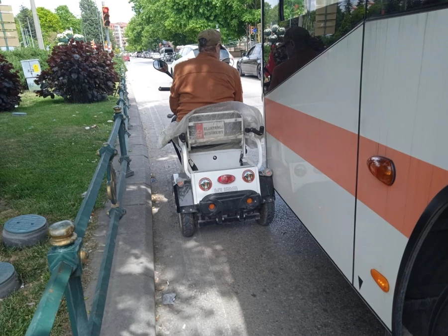  Belediye otobüsü ile elektrikli bisiklet çarpışt
