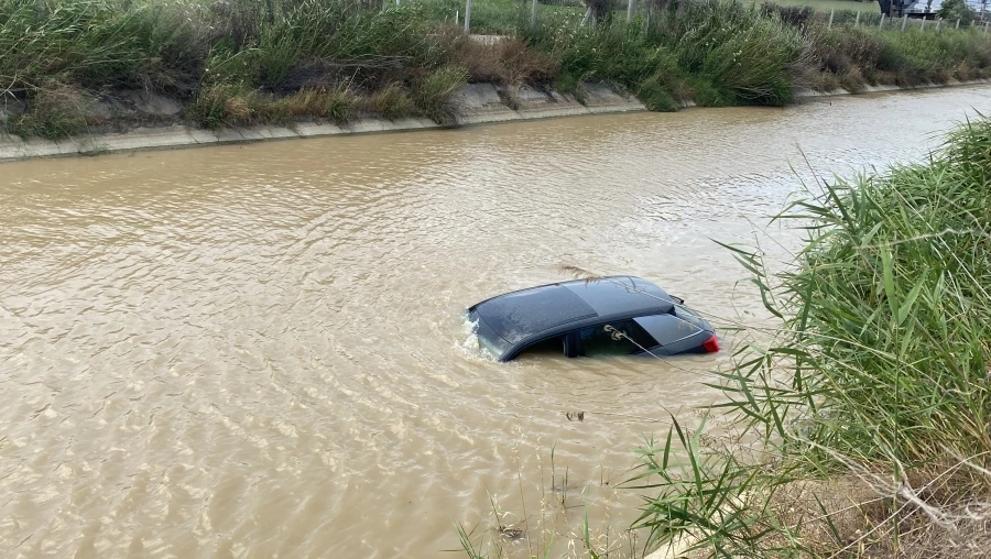 Otomobil sulama kanalına uçtu, sürücü ölümden döndü 
