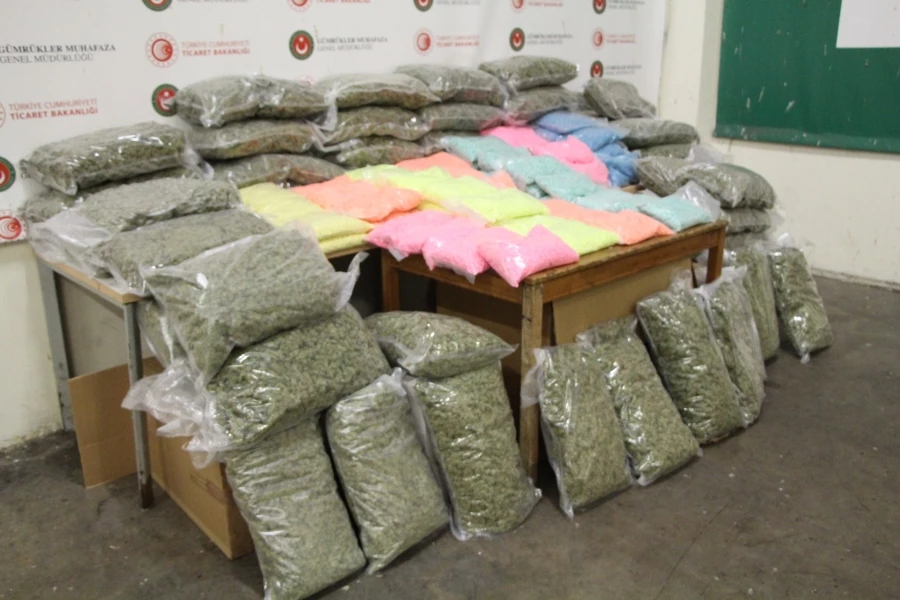  Kapıkule’de zehir tacirlerine operasyon: 240 kilogram uyuşturucu ele geçirildi 