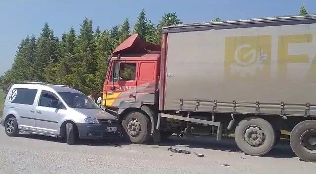 Hafif ticari araç ile kamyon çarpıştı: 1 yaralı   