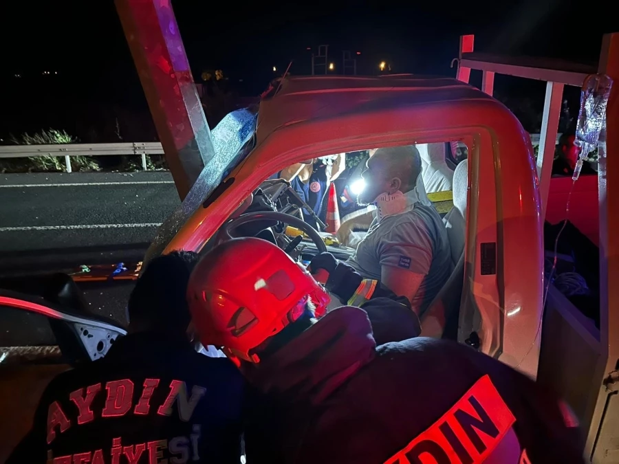  Kamyonette sıkışan sürücüyü itfaiye ekipleri kurtardı  