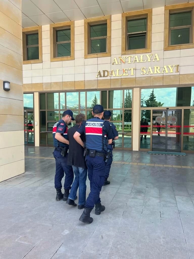 Antalya’da 41 ayrı suçtan 24 yıl 5 ay hapis cezasıyla aranan firari yakalandı   