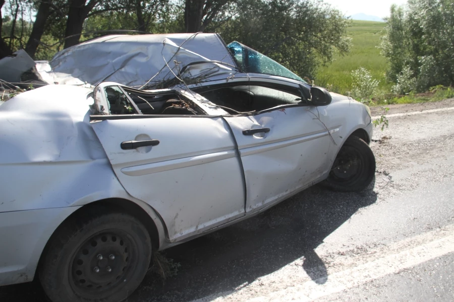 Konya’da yoldan çıkan otomobil ağaca çarptı: 2 yaralı   