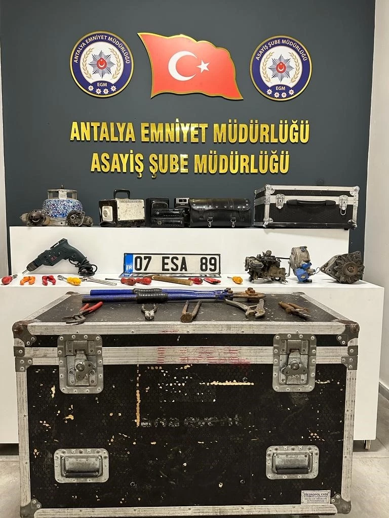Antalya’da araçların plakalarını çalan hırsızlar yakalandı   