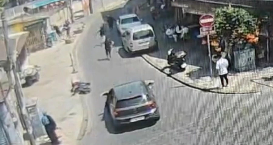 İstanbul’da aksiyon filmi gibi olay kamerada: Gaspçı üstüne atlayan polis amirine ateş açtı