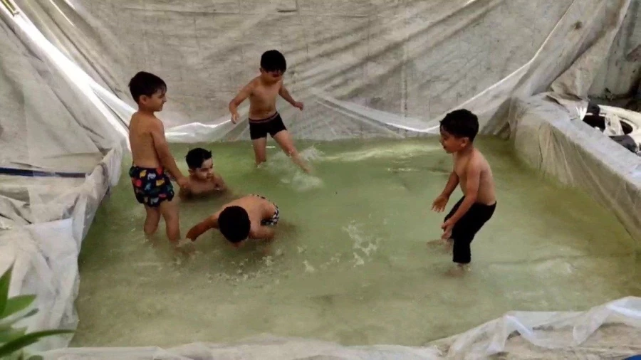  Sıcaktan bunalan çocuklar için bahçesine minyatür havuz yaptı   