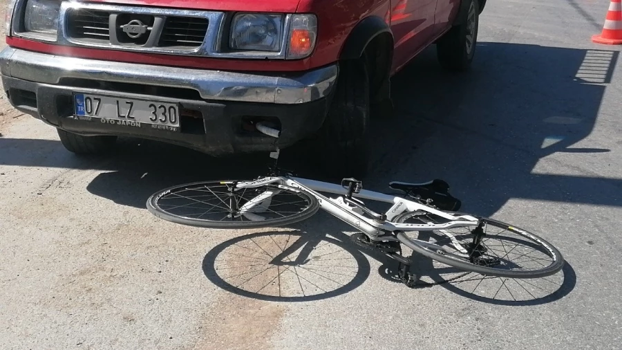 Yolda kayan bisiklet kamyonetin altına girdi: 1 yaralı 